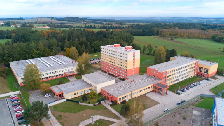 Areál školy - po rekonstrukci chodníků a výstavby nového parkoviště - září 2024