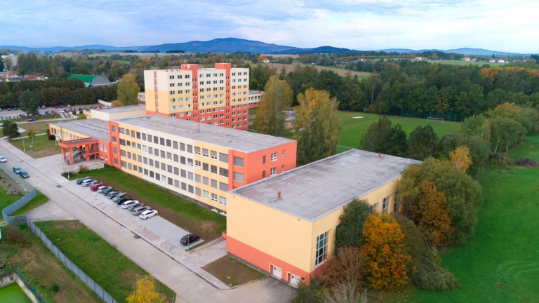 Areál školy - po rekonstrukci chodníků a výstavby nového parkoviště - září 2024