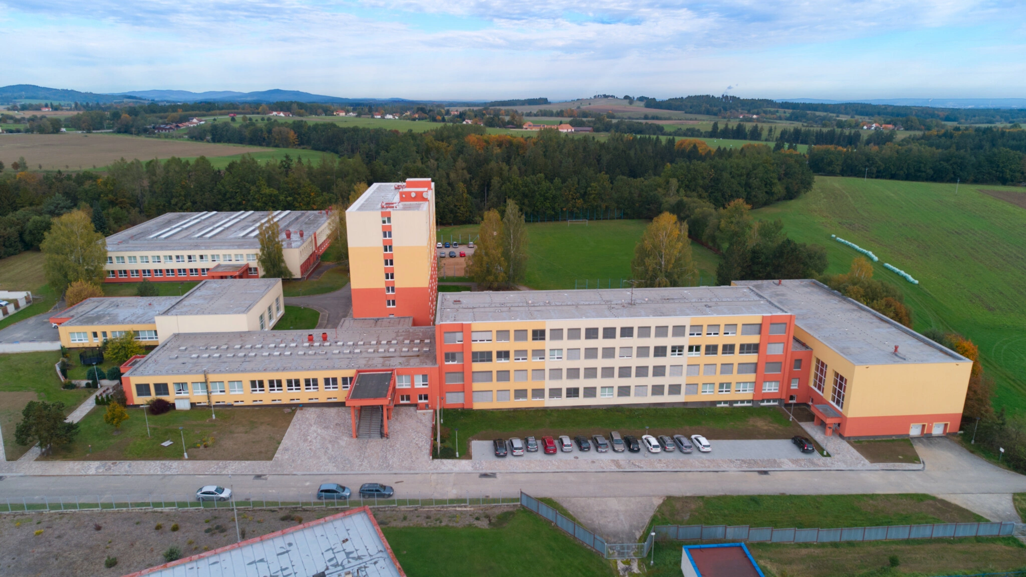 Areál školy - po rekonstrukci chodníků a výstavby nového parkoviště - září 2024