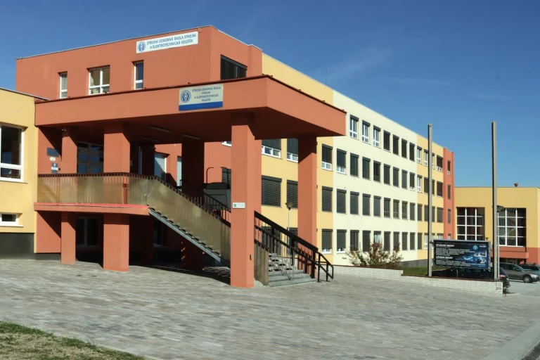 Hlavní vchod školy - po rekonstrukci chodníků - září 2024