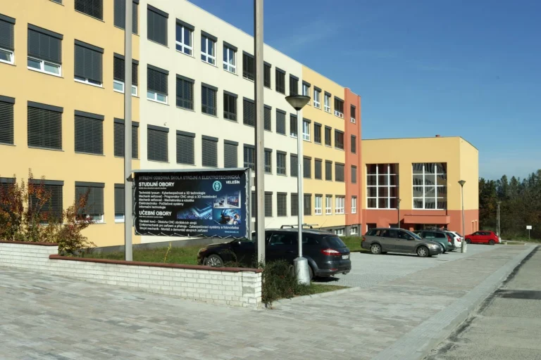 Budova školy - po rekonstrukci chodníků a výstavby nového parkoviště - září 2024