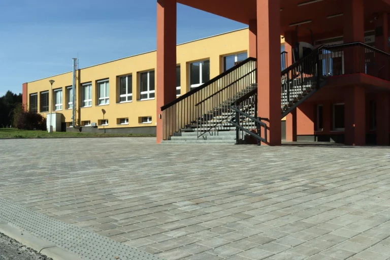 Hlavní vchod školy - po rekonstrukci chodníků - září 2024