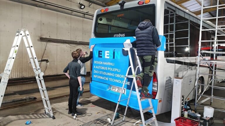 Realizace polepu autobusu